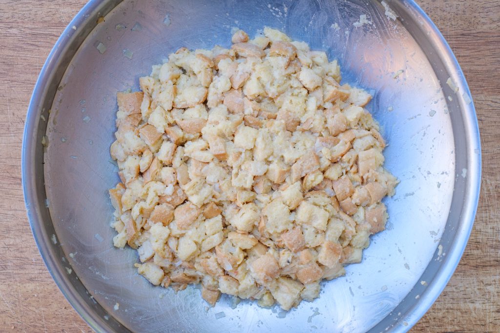 Shape the bread dumpling mass in the bowl