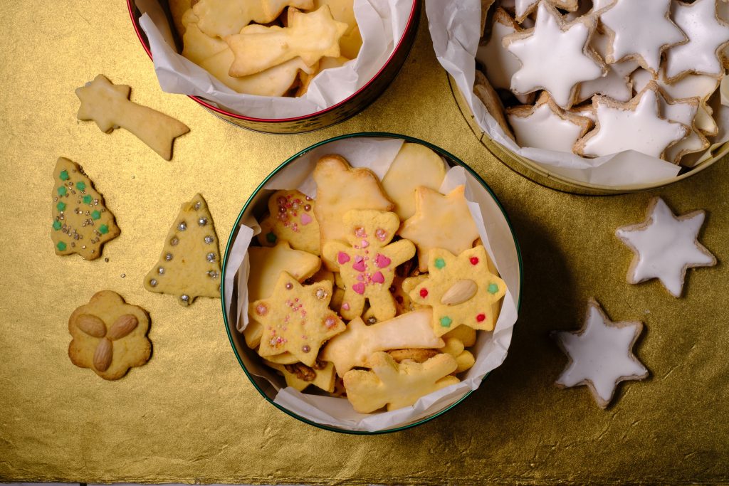 Cookie jars with Christmas cookies