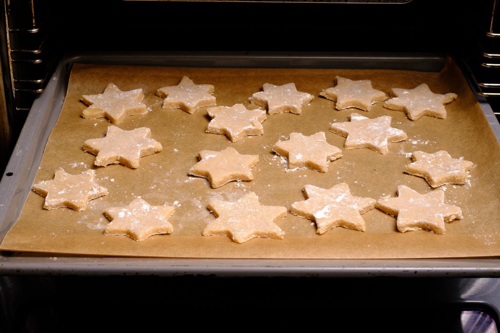 Bake cinnamon stars cookies