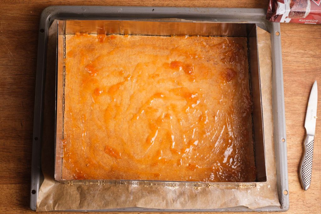 Spread the entire surface of the shortcrust pastry with apricot jam