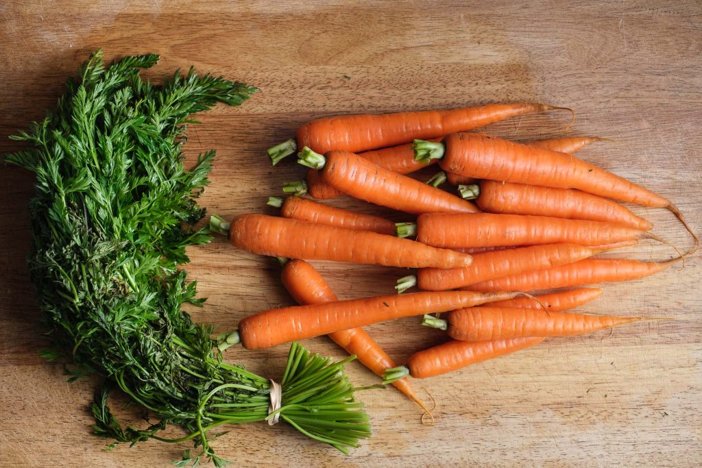 Cut the carrots from the green