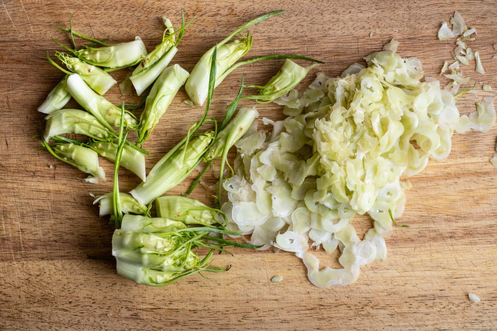 Puntarelle planed with tips on the cutting board
