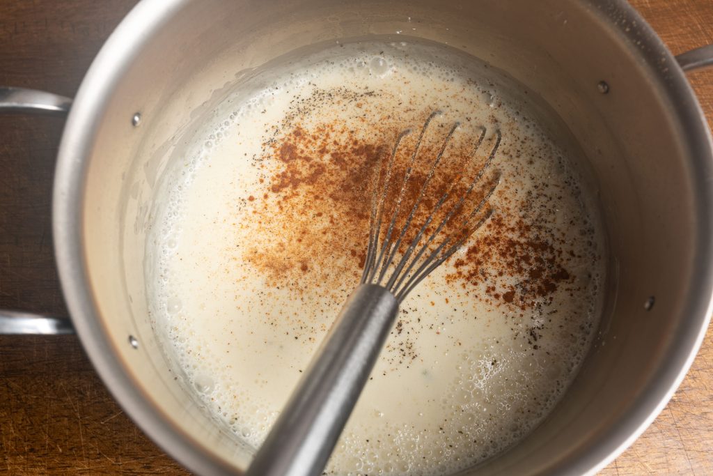 Fond in the pot with cream and spices