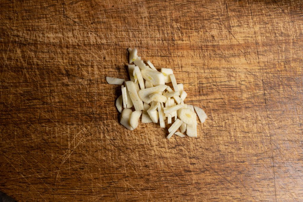 sliced garlic