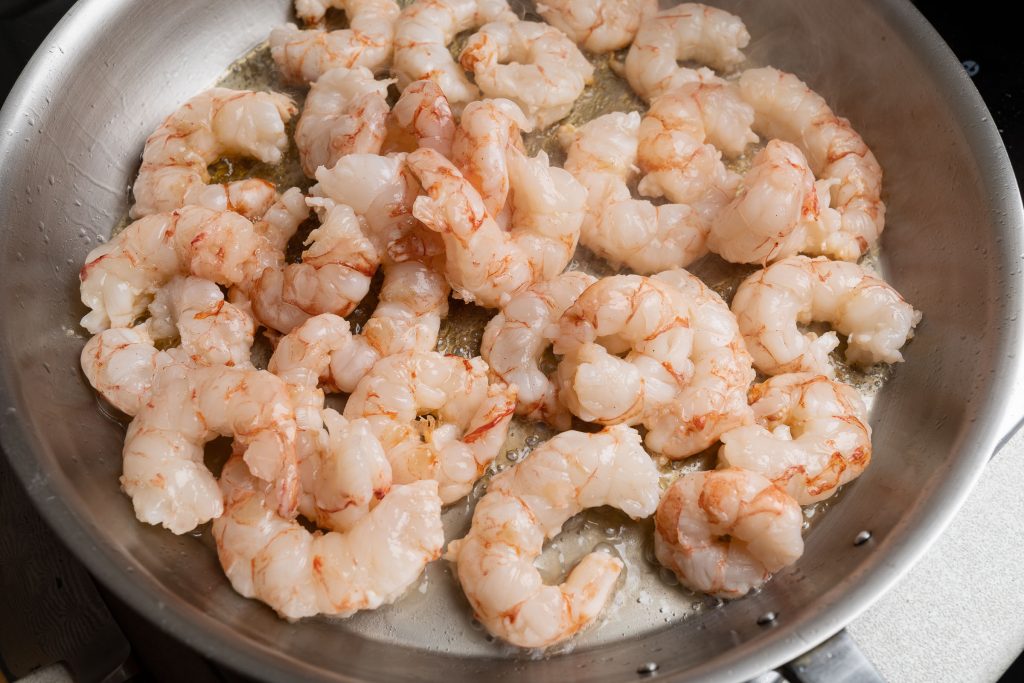 Fry the raw shrimp in the pan